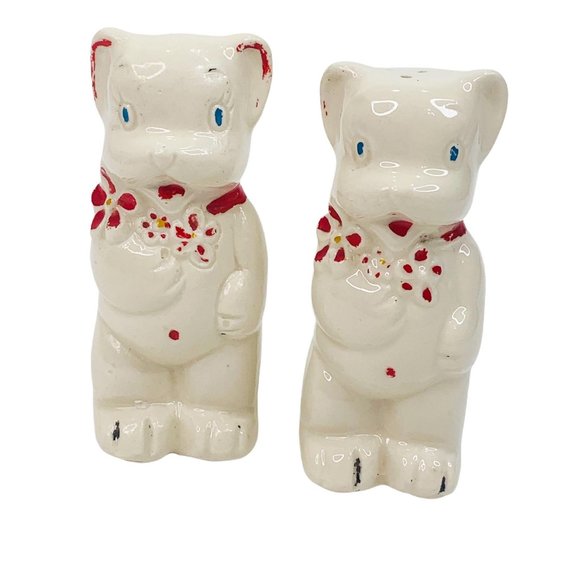 Vintage Shawnee Salt Pepper Bears Red Flowers S&P - Picture 1 of 9